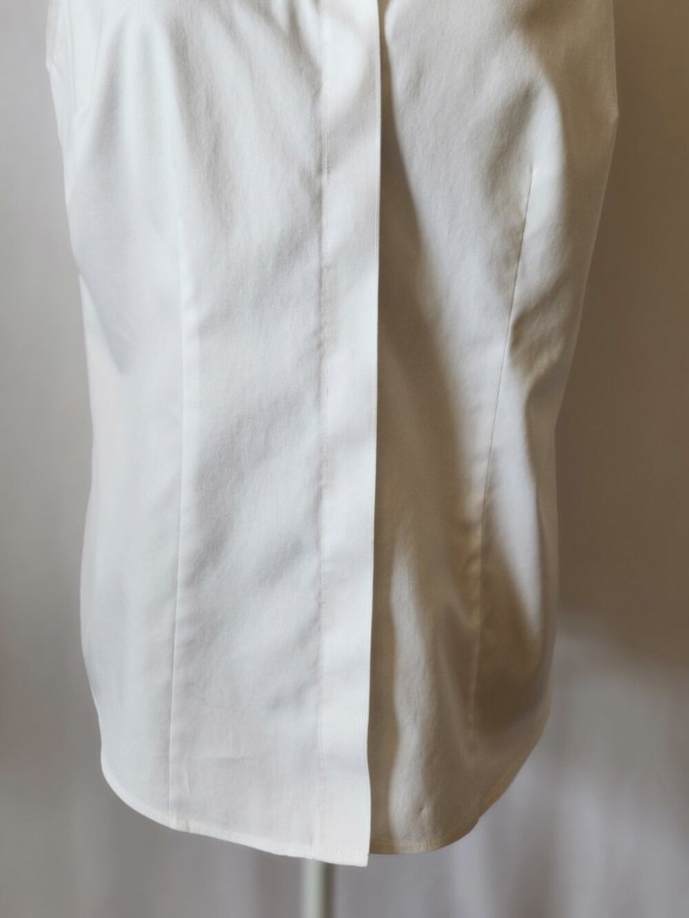 Chico's Women Size 0/4 White Sleeveless Non Iron Collared Button Down Cotton Top - Picture 4 of 13
